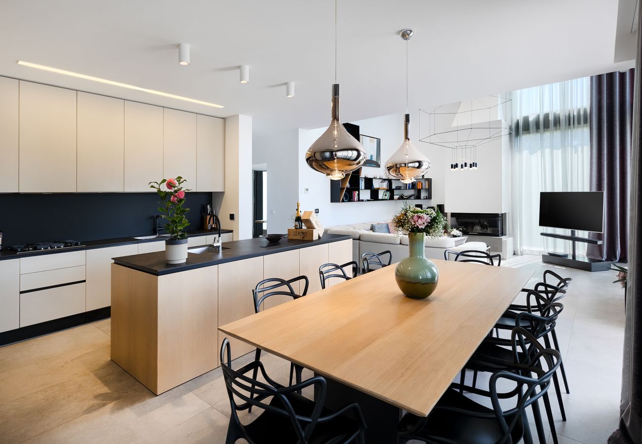 Вилла на Vintijan - Luxury Villa PS Deluxe in Pula for 8 persons with 60 m2 heated pool, wellness & sea view