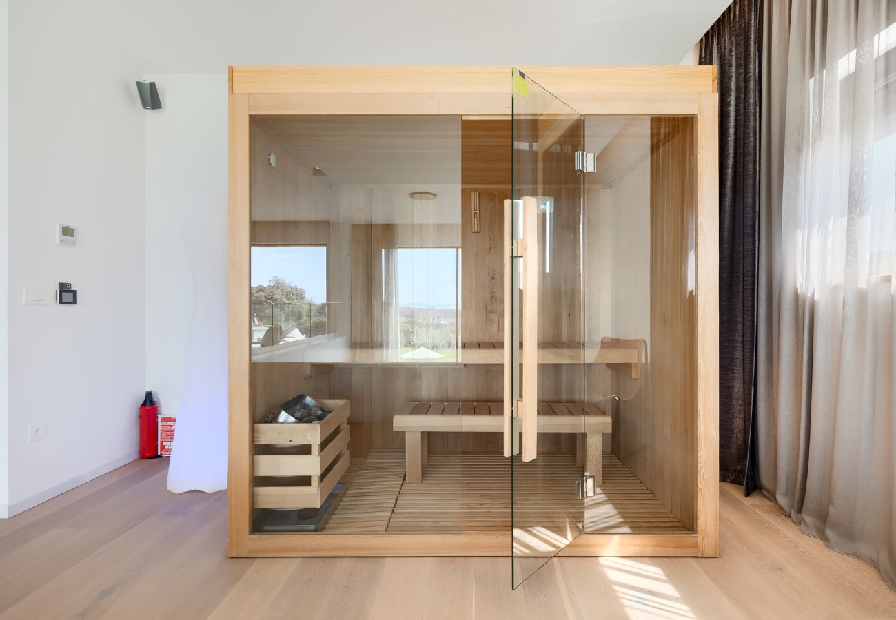 Вилла на Vintijan - Luxury Villa PS Deluxe in Pula for 8 persons with 60 m2 heated pool, wellness & sea view