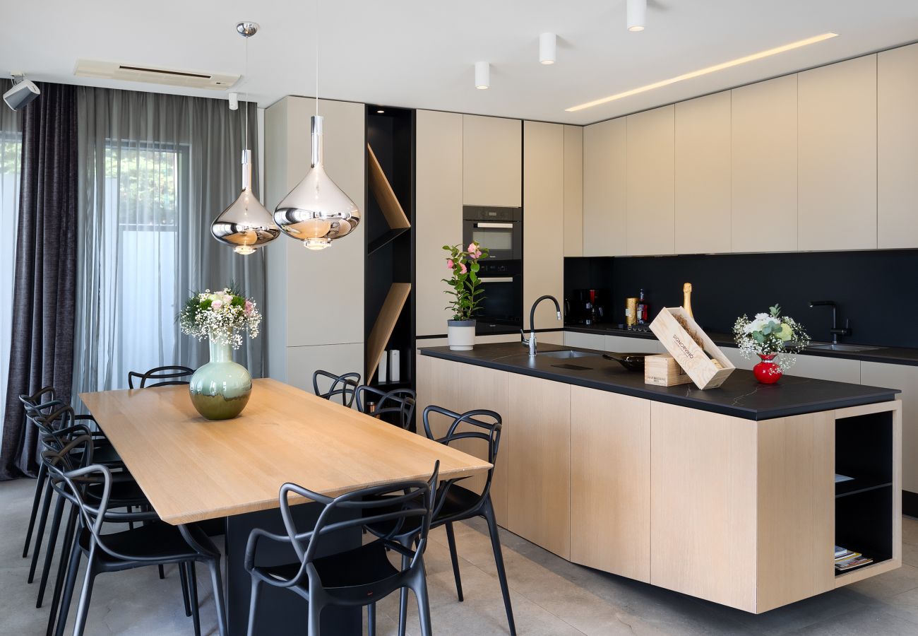 Вилла на Vintijan - Luxury Villa PS Deluxe in Pula for 8 persons with 60 m2 heated pool, wellness & sea view