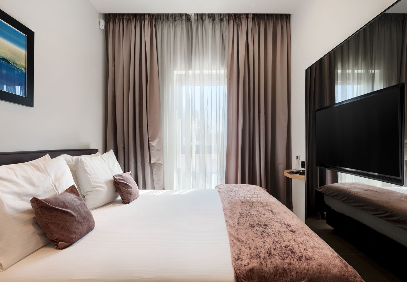 Вилла на Vintijan - Luxury Villa PS Deluxe in Pula for 8 persons with 60 m2 heated pool, wellness & sea view