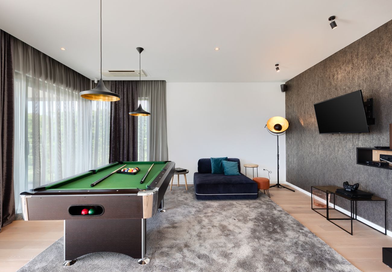 Вилла на Vintijan - Luxury Villa PS Deluxe in Pula for 8 persons with 60 m2 heated pool, wellness & sea view