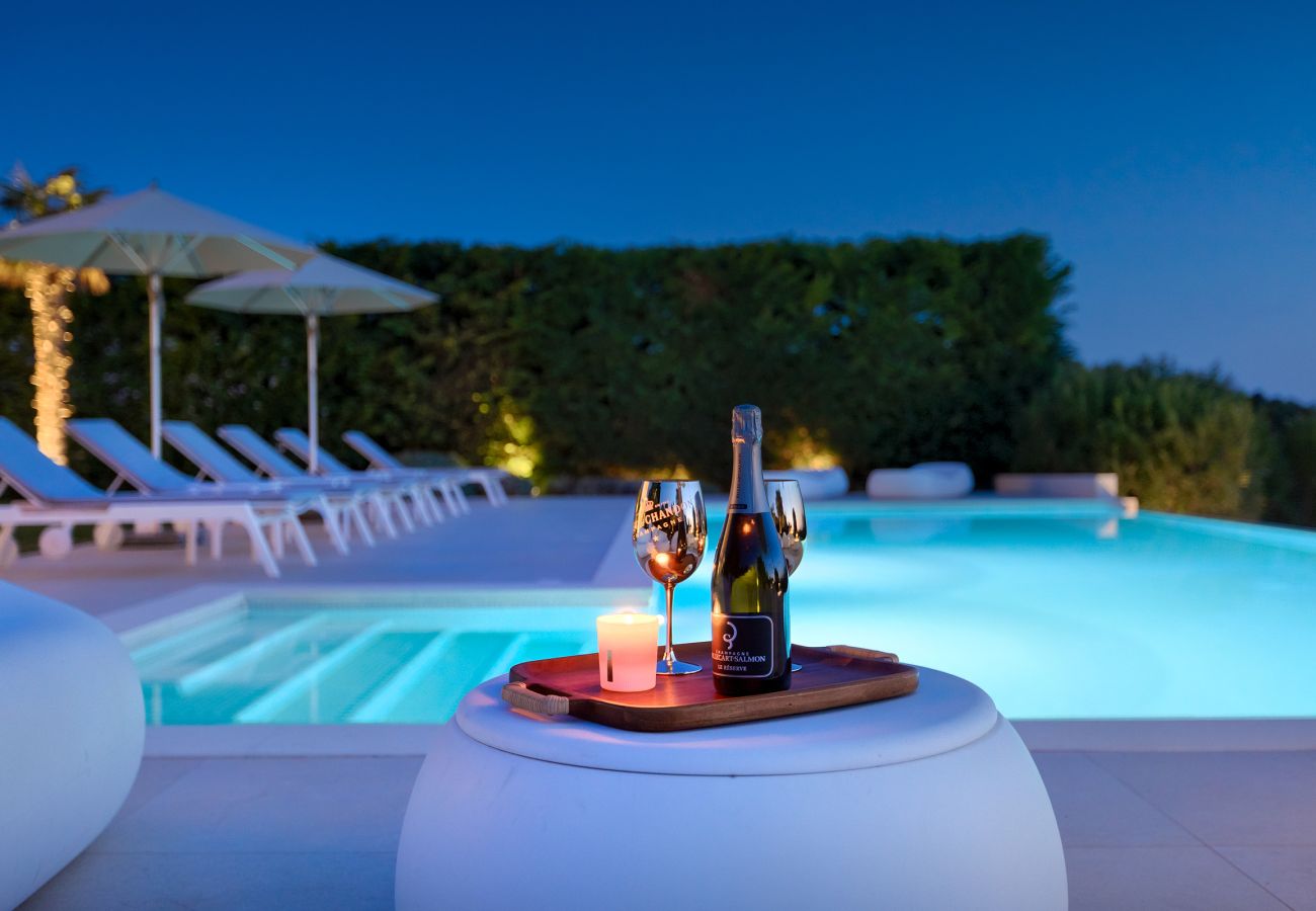 Вилла на Vintijan - Luxury Villa PS Deluxe in Pula for 8 persons with 60 m2 heated pool, wellness & sea view