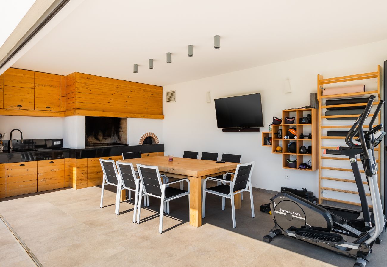 Вилла на Vintijan - Luxury Villa PS Deluxe in Pula for 8 persons with 60 m2 heated pool, wellness & sea view