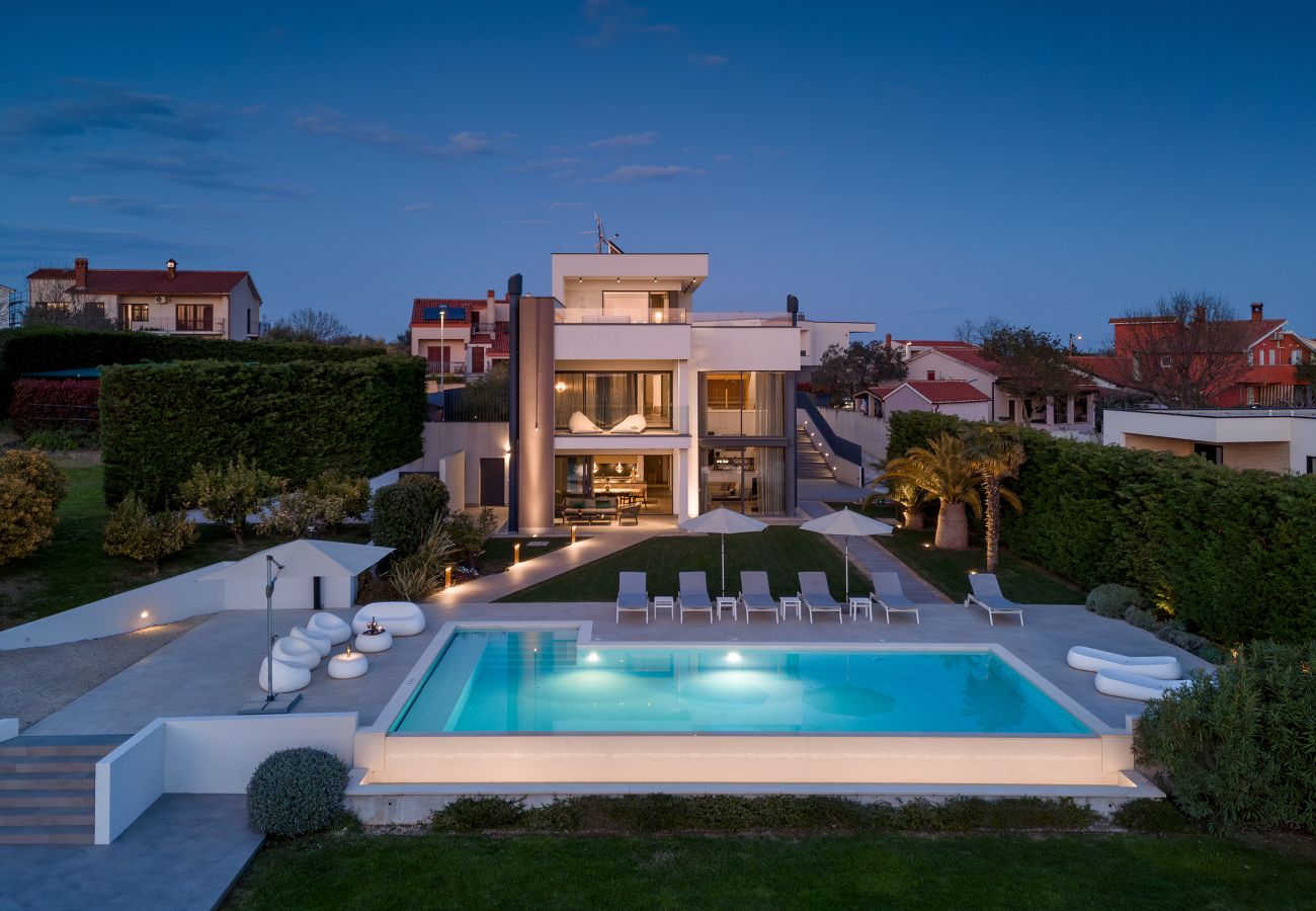 Вилла на Vintijan - Luxury Villa PS Deluxe in Pula for 8 persons with 60 m2 heated pool, wellness & sea view