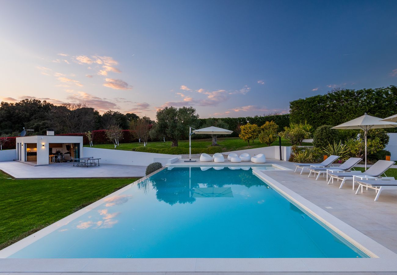 Вилла на Vintijan - Luxury Villa PS Deluxe in Pula for 8 persons with 60 m2 heated pool, wellness & sea view