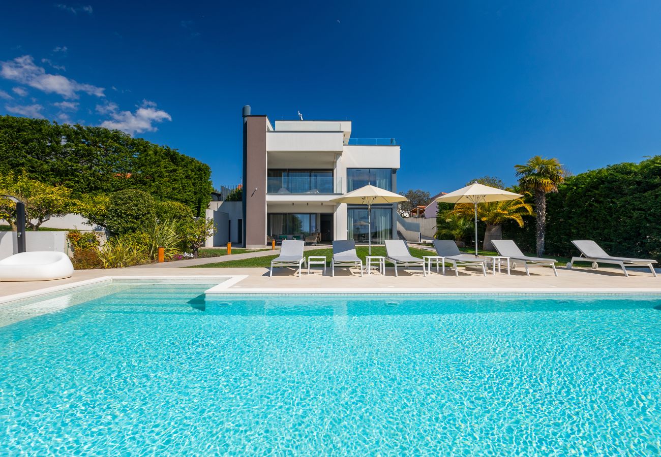Вилла на Vintijan - Luxury Villa PS Deluxe in Pula for 8 persons with 60 m2 heated pool, wellness & sea view