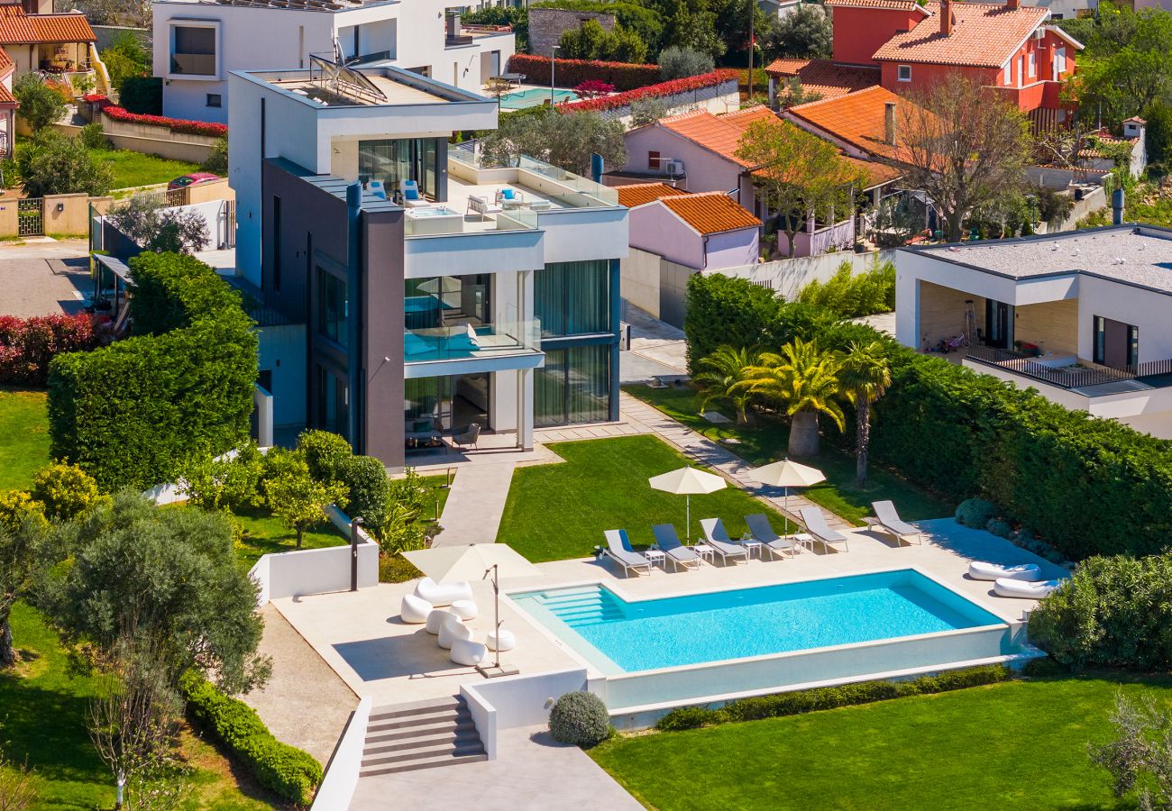 Вилла на Vintijan - Luxury Villa PS Deluxe in Pula for 8 persons with 60 m2 heated pool, wellness & sea view