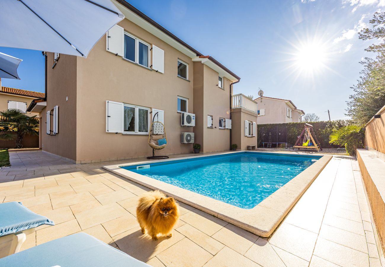 Вилла на Pula - Villa Vesna for 6 persons near Pula with 32 m2 private pool, kids playground & free bikes