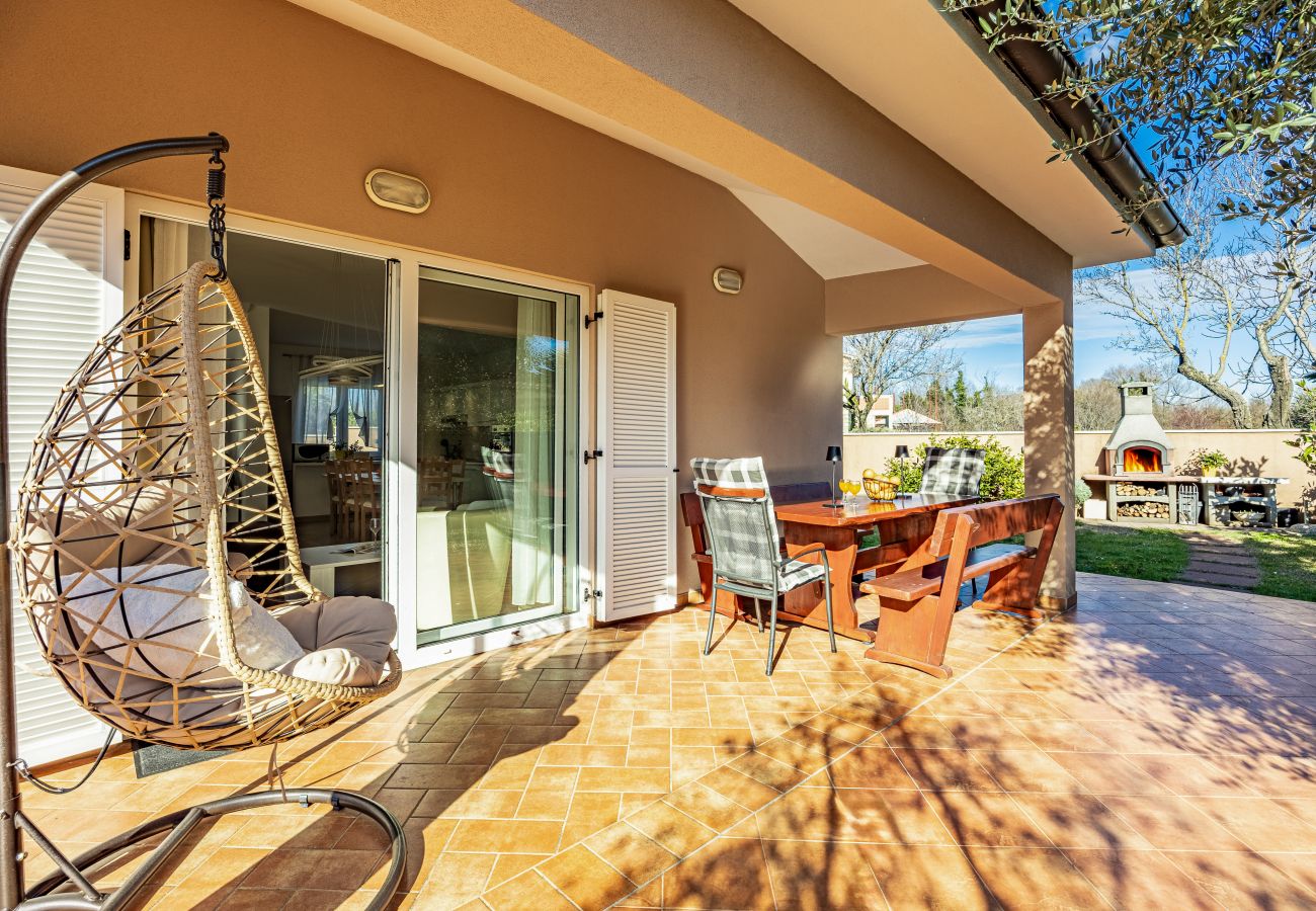 Вилла на Pula - Villa Vesna for 6 persons near Pula with 32 m2 private pool, kids playground & free bikes