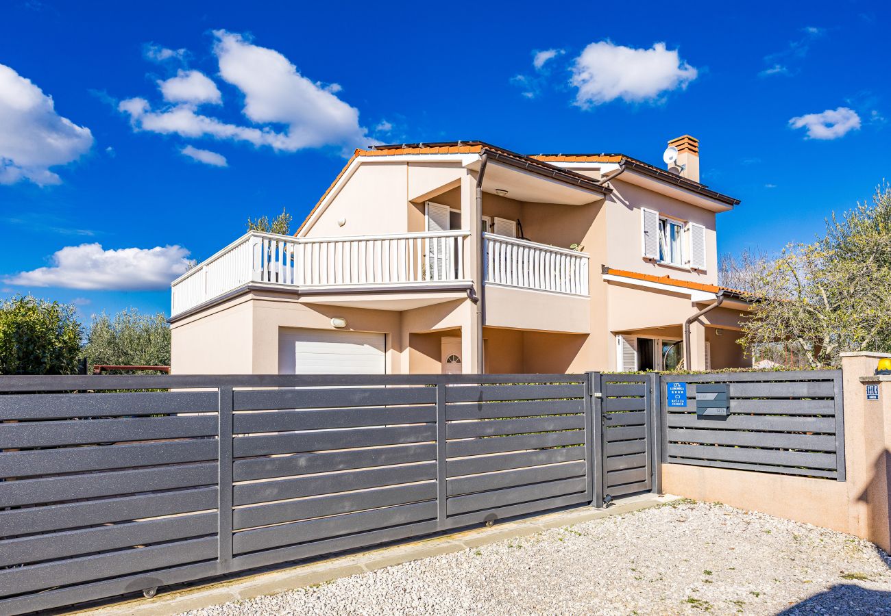 Вилла на Pula - Villa Vesna for 6 persons near Pula with 32 m2 private pool, kids playground & free bikes