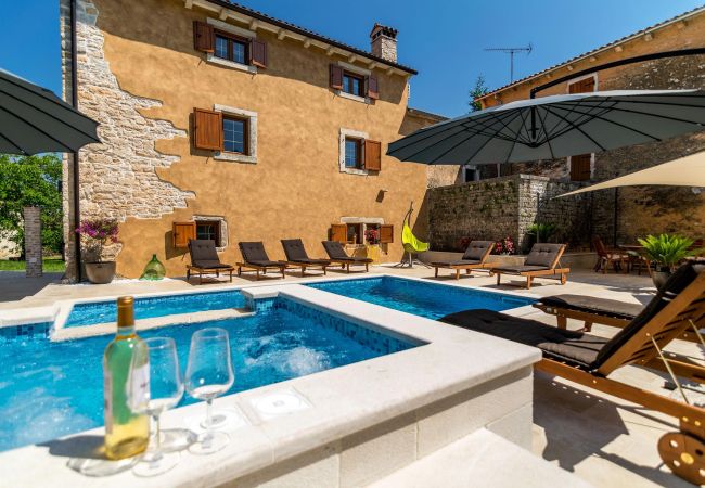 Вилла на Žagrici - Villa Sagri for 7 persons in Central Istria with 24 m2 heated pool & jacuzzi - pet friendly
