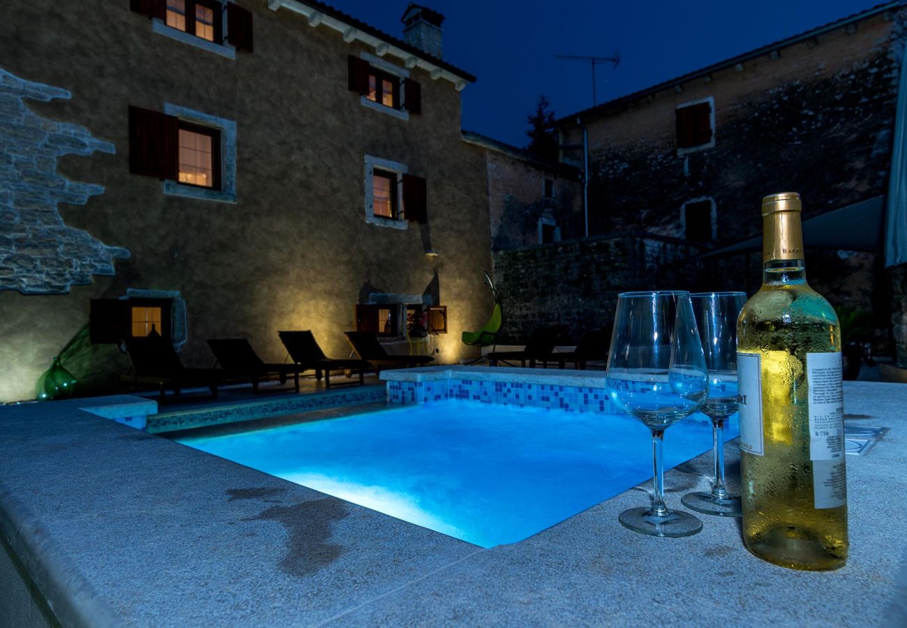 Вилла на Žagrici - Villa Sagri for 7 persons in Central Istria with 24 m2 heated pool & jacuzzi - pet friendly