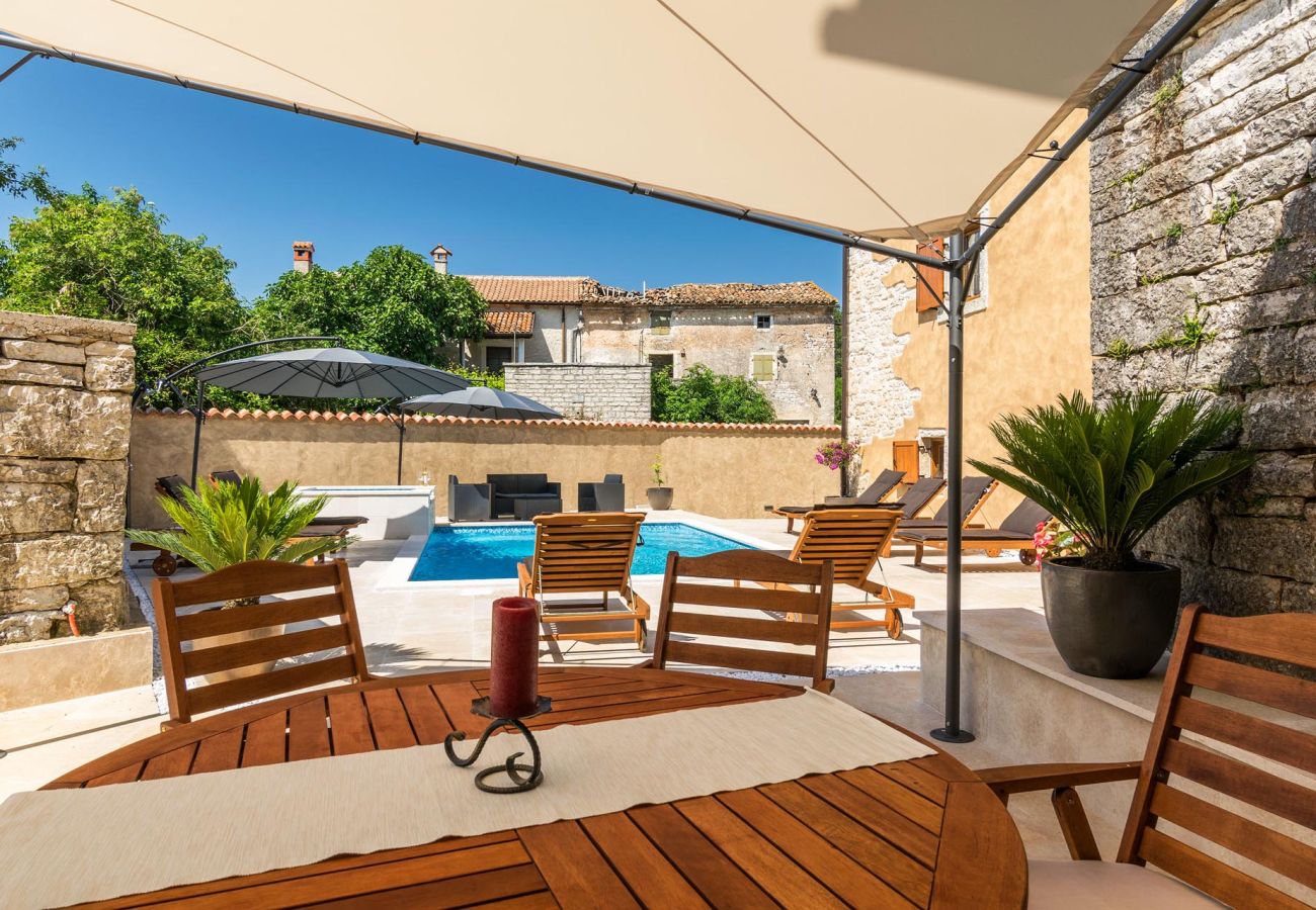 Вилла на Žagrici - Villa Sagri for 7 persons in Central Istria with 24 m2 heated pool & jacuzzi - pet friendly