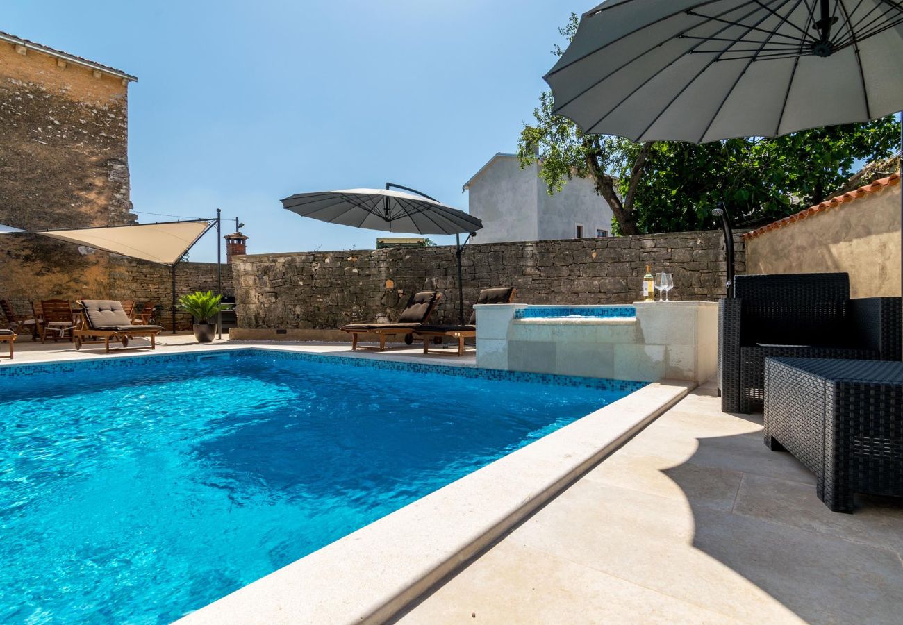 Вилла на Žagrici - Villa Sagri for 7 persons in Central Istria with 24 m2 heated pool & jacuzzi - pet friendly