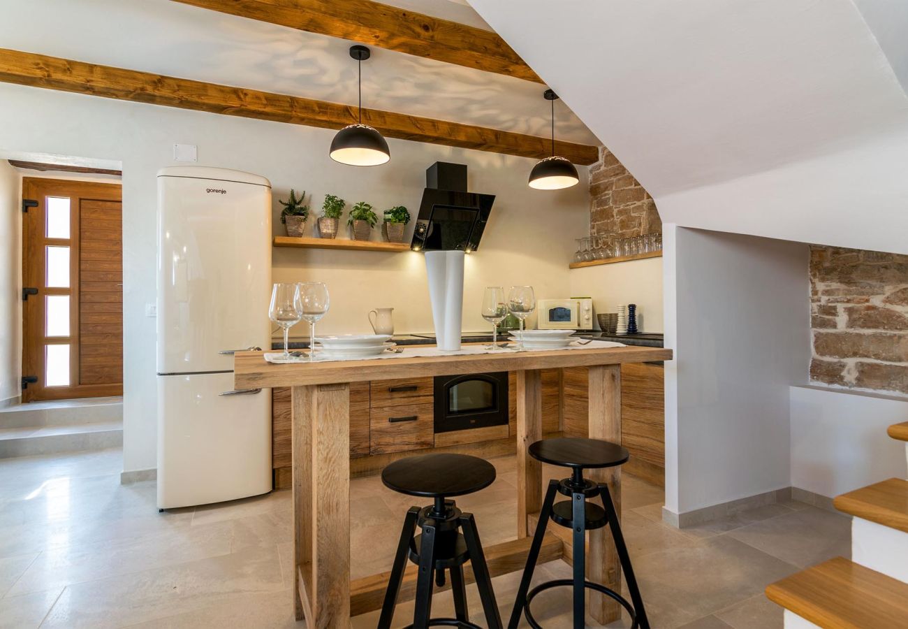 Вилла на Žagrici - Villa Sagri for 7 persons in Central Istria with 24 m2 heated pool & jacuzzi - pet friendly