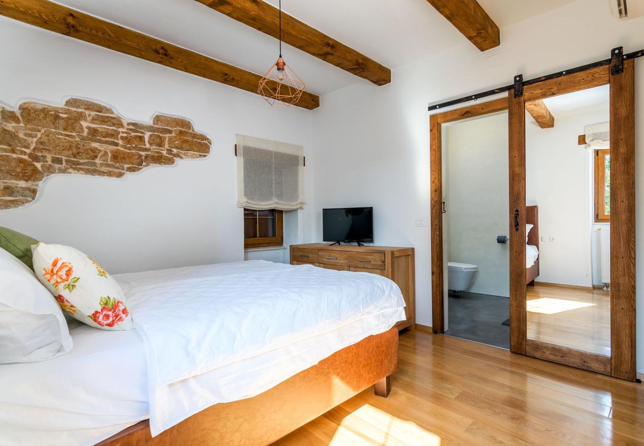 Вилла на Žagrici - Villa Sagri for 7 persons in Central Istria with 24 m2 heated pool & jacuzzi - pet friendly