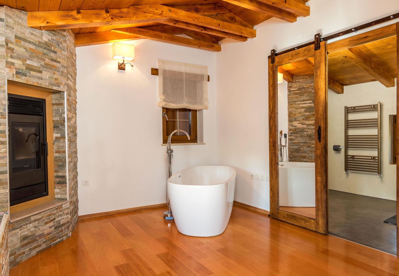 Вилла на Žagrici - Villa Sagri for 7 persons in Central Istria with 24 m2 heated pool & jacuzzi - pet friendly