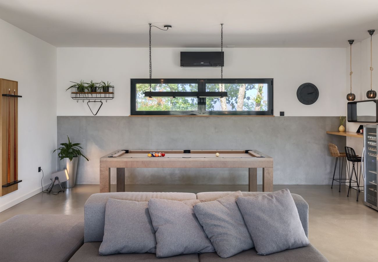 Вилла на Brajkovici - Villa Ox in Central Istria for 14 persons with 56 m2 heated pool, kids playground & large garden