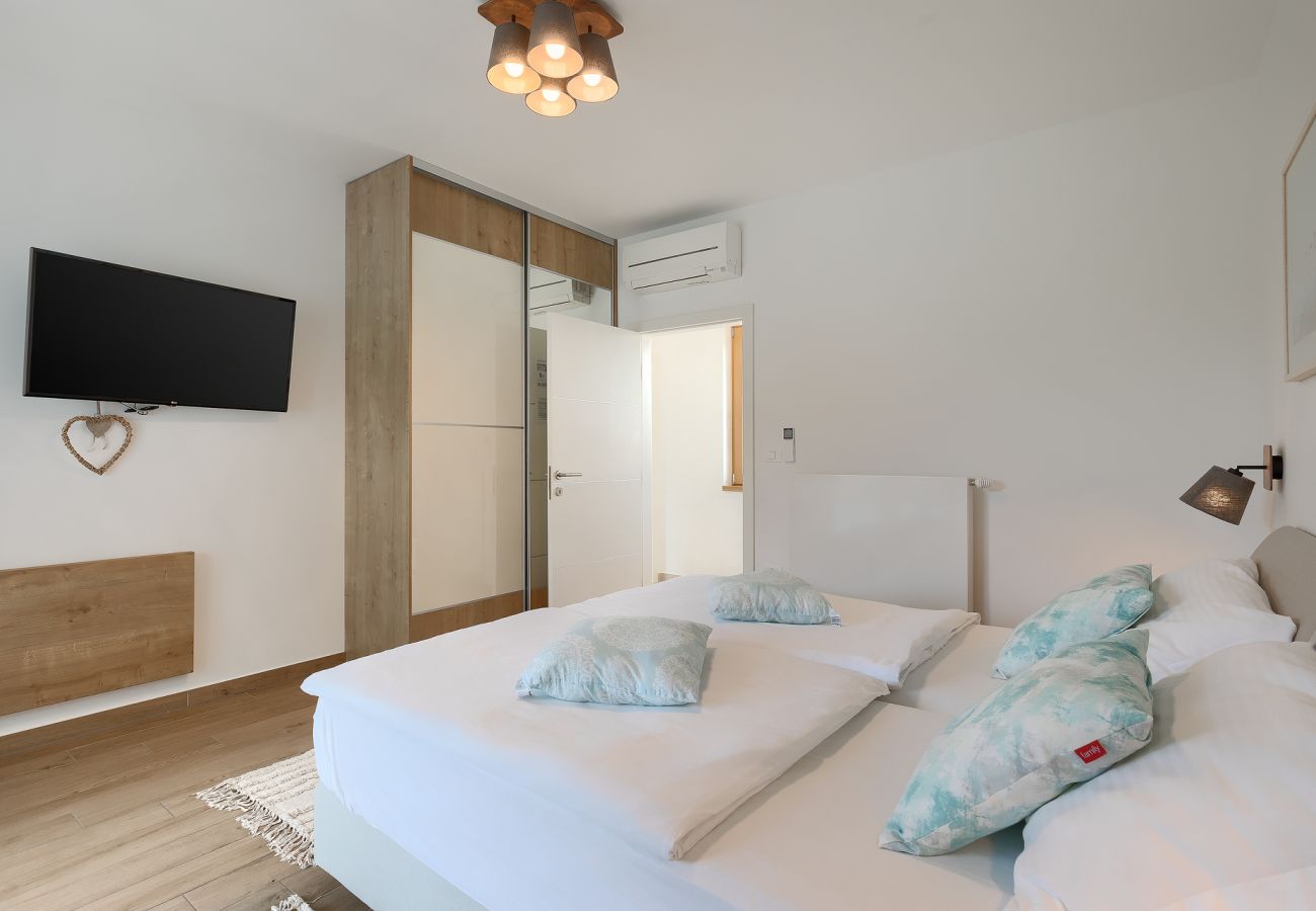 Вилла на Pješčana uvala - Villa Sail near Medulin for 10 persons with 50 m2 heated pool, sea view & beachfront