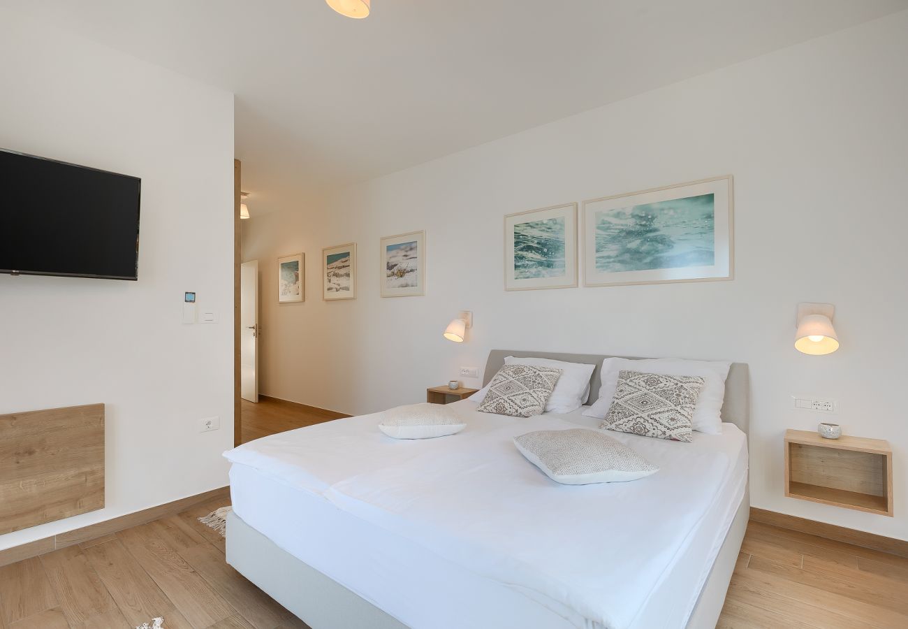 Вилла на Pješčana uvala - Villa Sail near Medulin for 10 persons with 50 m2 heated pool, sea view & beachfront