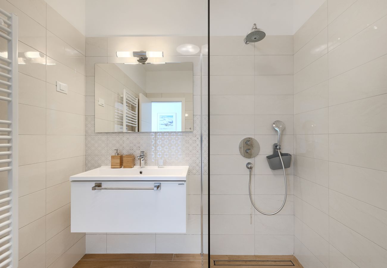 Вилла на Pješčana uvala - Villa Sail near Medulin for 10 persons with 50 m2 heated pool, sea view & beachfront