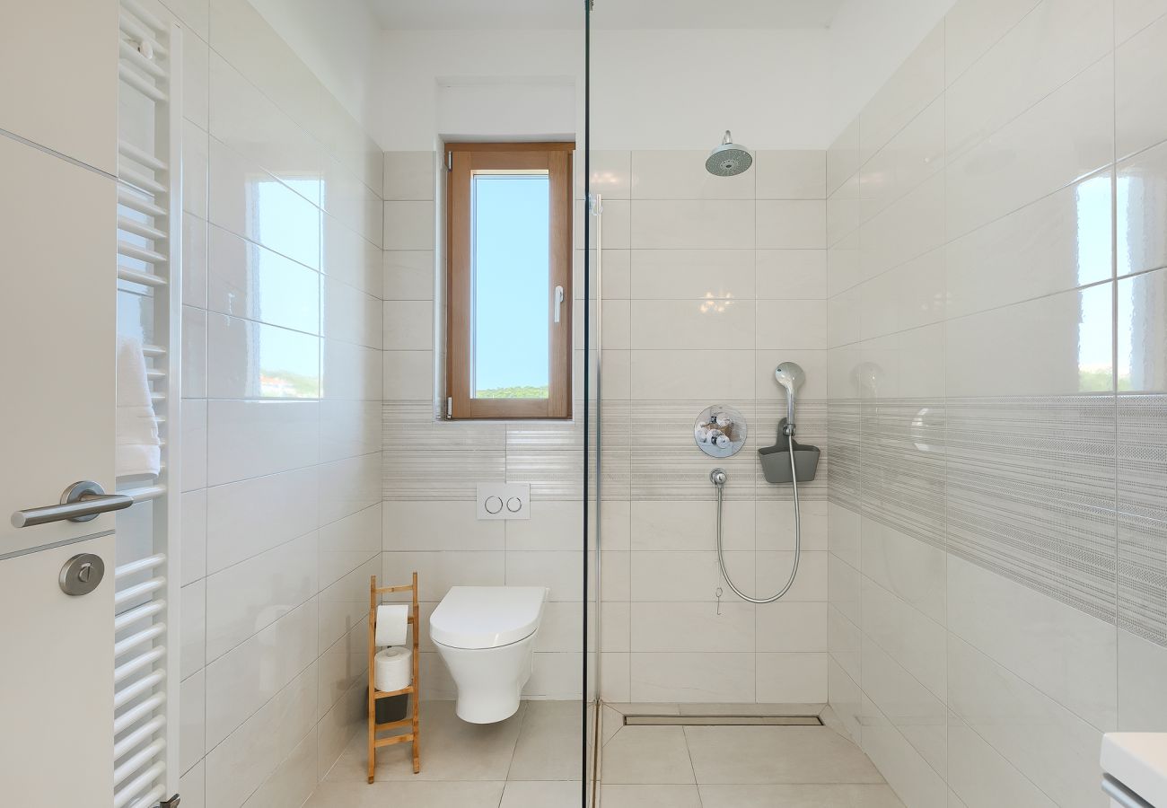 Вилла на Pješčana uvala - Villa Sail near Medulin for 10 persons with 50 m2 heated pool, sea view & beachfront