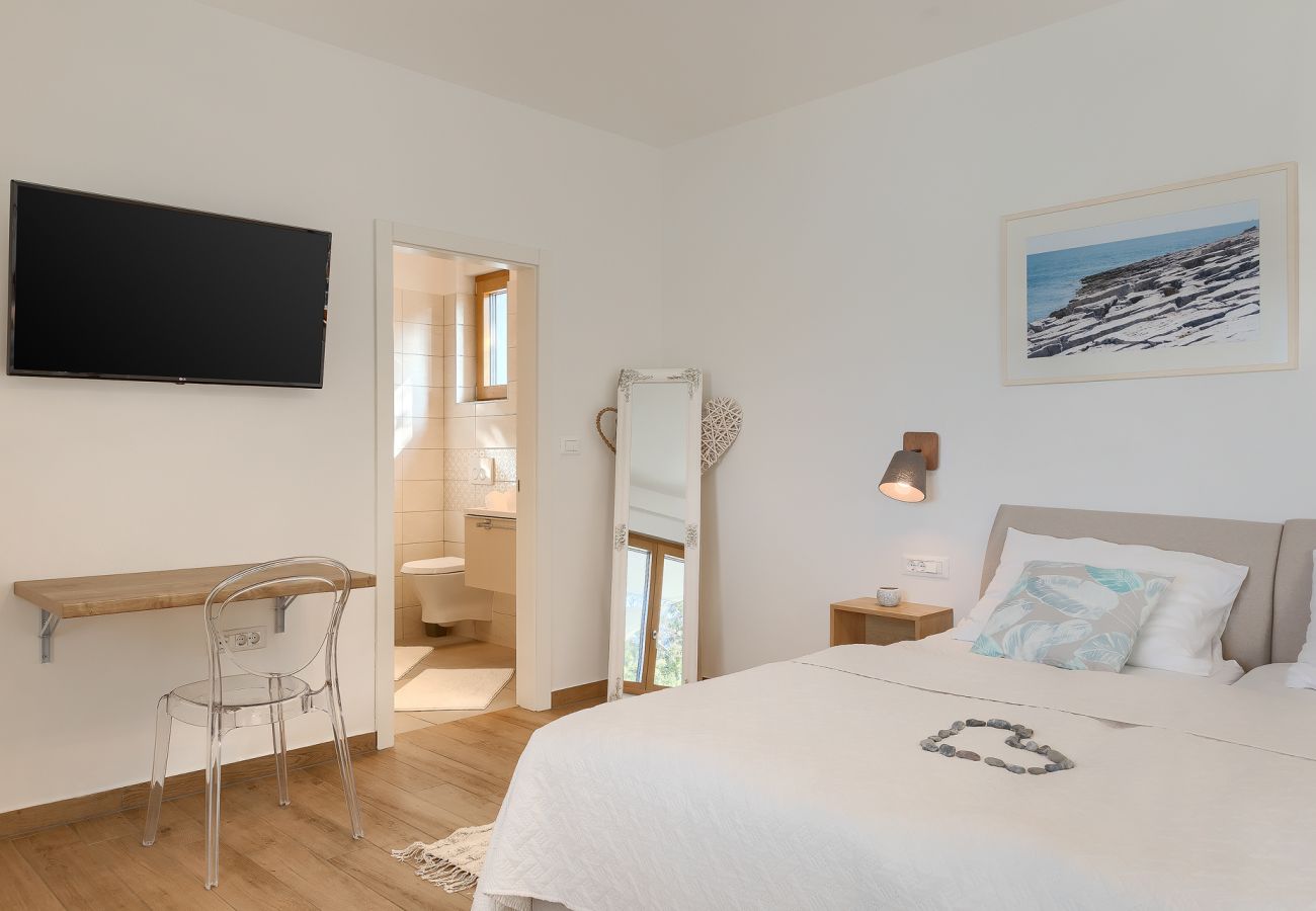 Вилла на Pješčana uvala - Villa Sail near Medulin for 10 persons with 50 m2 heated pool, sea view & beachfront