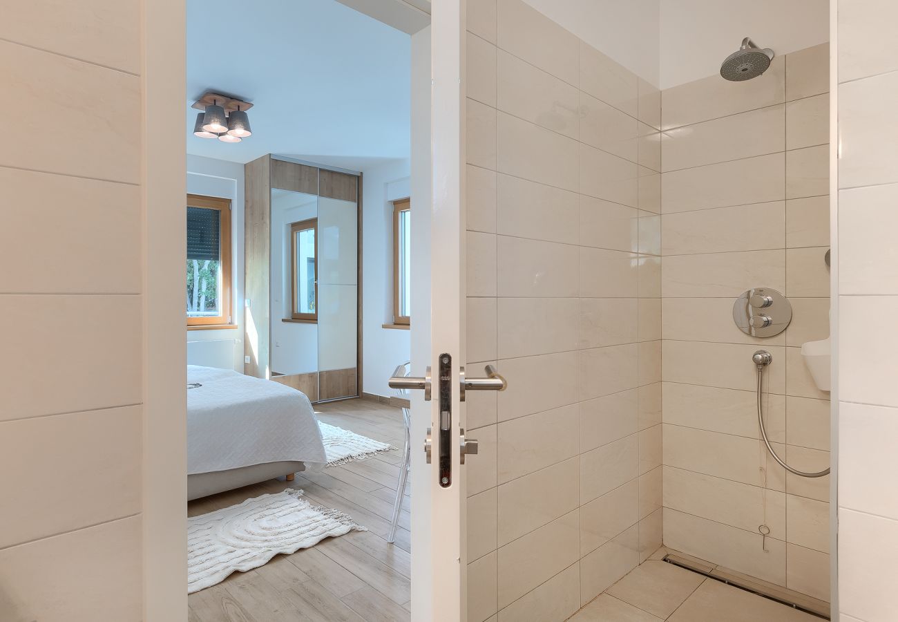 Вилла на Pješčana uvala - Villa Sail near Medulin for 10 persons with 50 m2 heated pool, sea view & beachfront