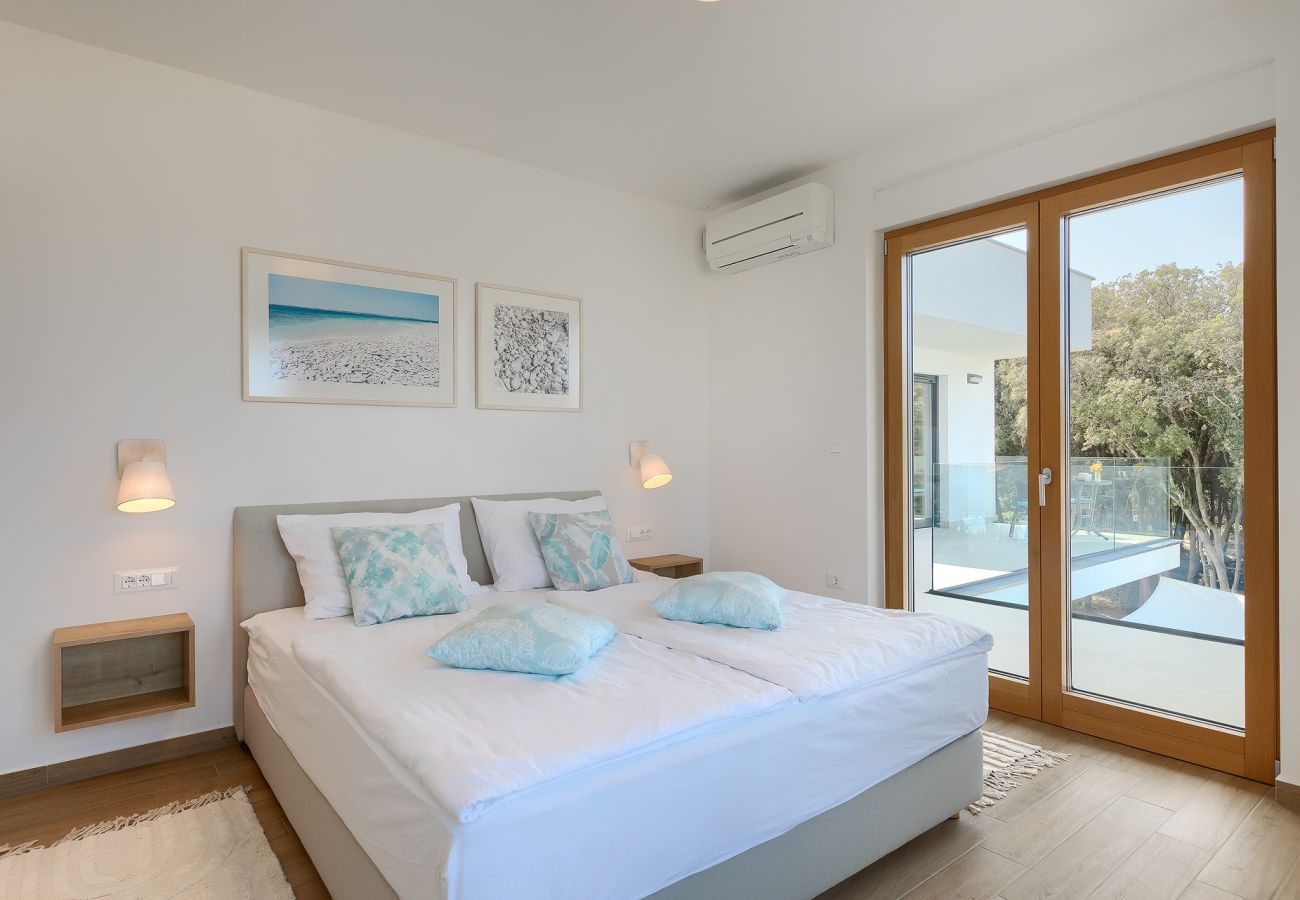 Вилла на Pješčana uvala - Villa Sail near Medulin for 10 persons with 50 m2 heated pool, sea view & beachfront