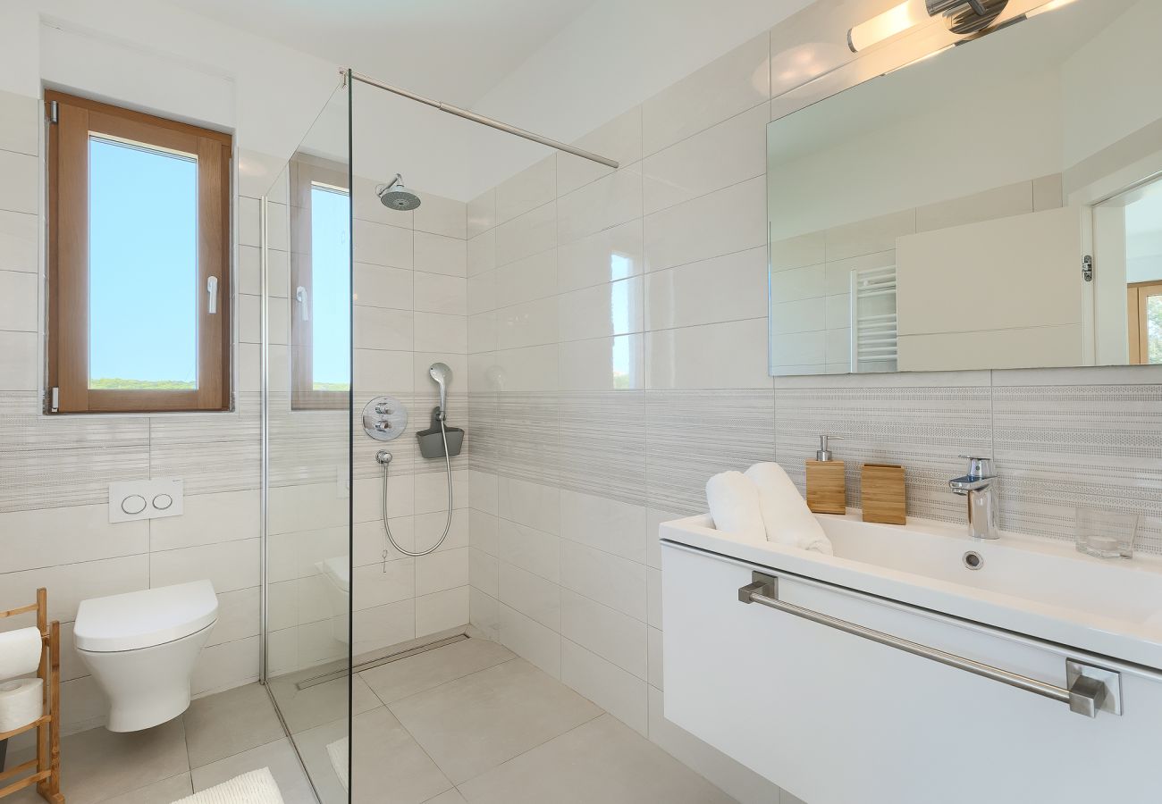 Вилла на Pješčana uvala - Villa Sail near Medulin for 10 persons with 50 m2 heated pool, sea view & beachfront