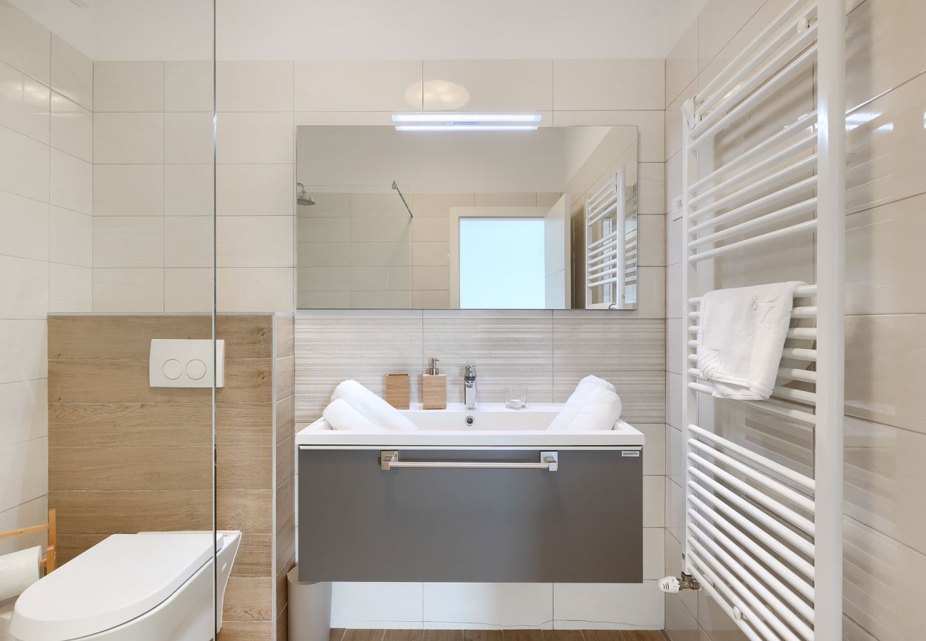 Вилла на Pješčana uvala - Villa Sail near Medulin for 10 persons with 50 m2 heated pool, sea view & beachfront