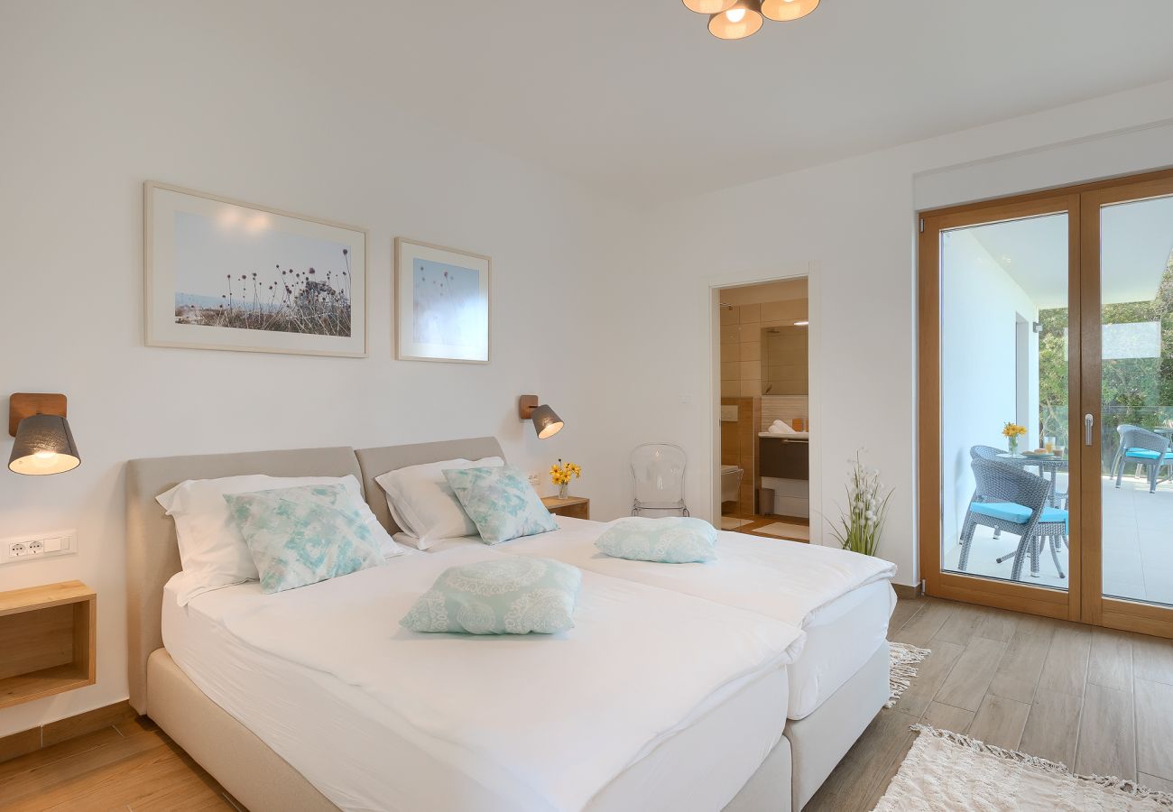 Вилла на Pješčana uvala - Villa Sail near Medulin for 10 persons with 50 m2 heated pool, sea view & beachfront