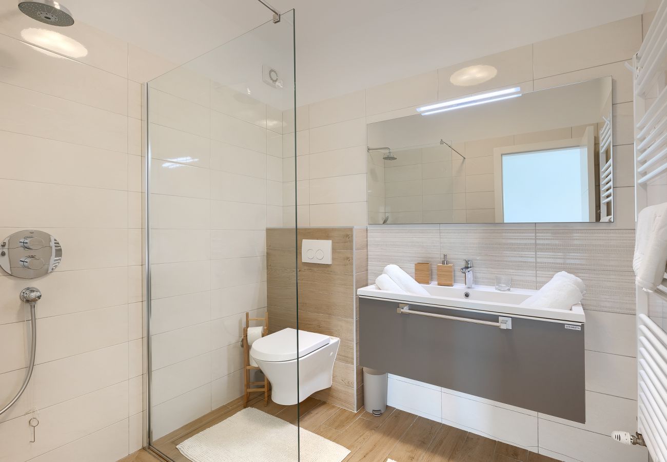 Вилла на Pješčana uvala - Villa Sail near Medulin for 10 persons with 50 m2 heated pool, sea view & beachfront