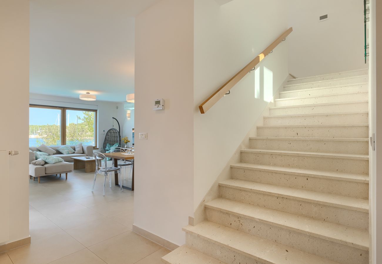 Вилла на Pješčana uvala - Villa Sail near Medulin for 10 persons with 50 m2 heated pool, sea view & beachfront