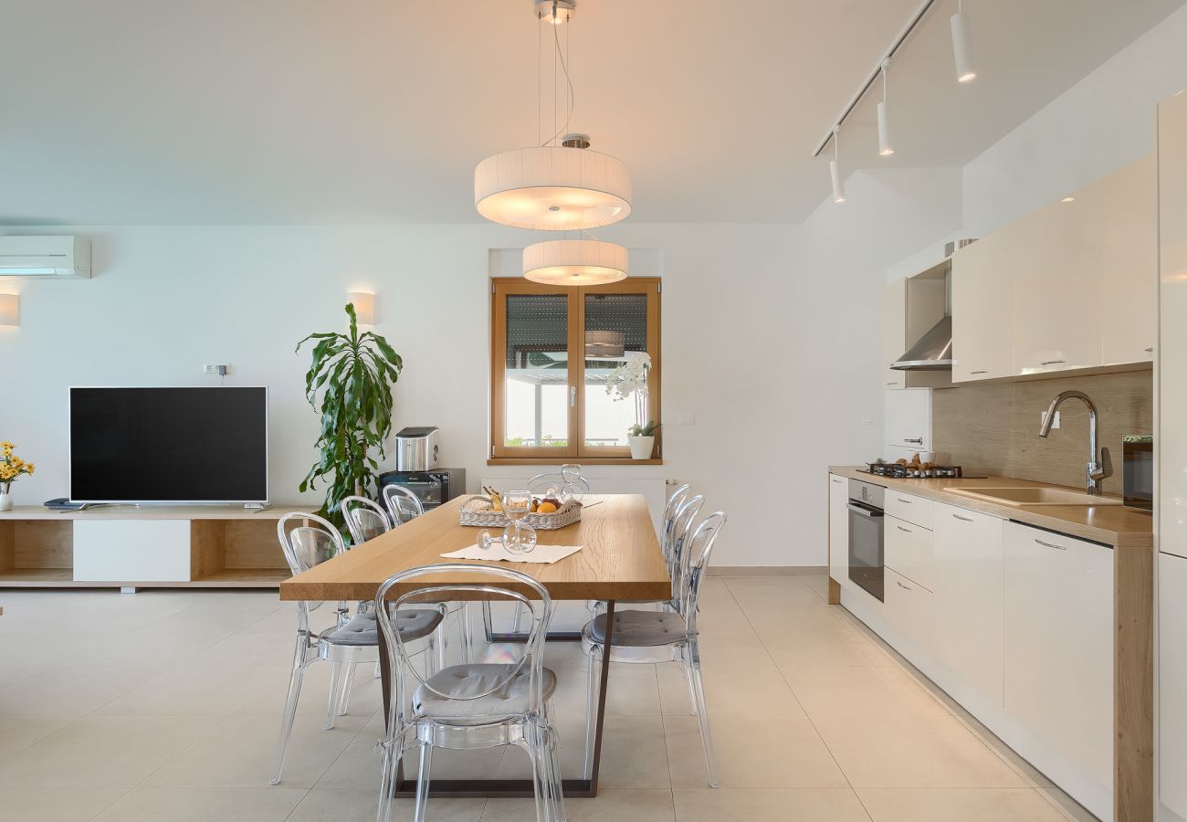 Вилла на Pješčana uvala - Villa Sail near Medulin for 10 persons with 50 m2 heated pool, sea view & beachfront