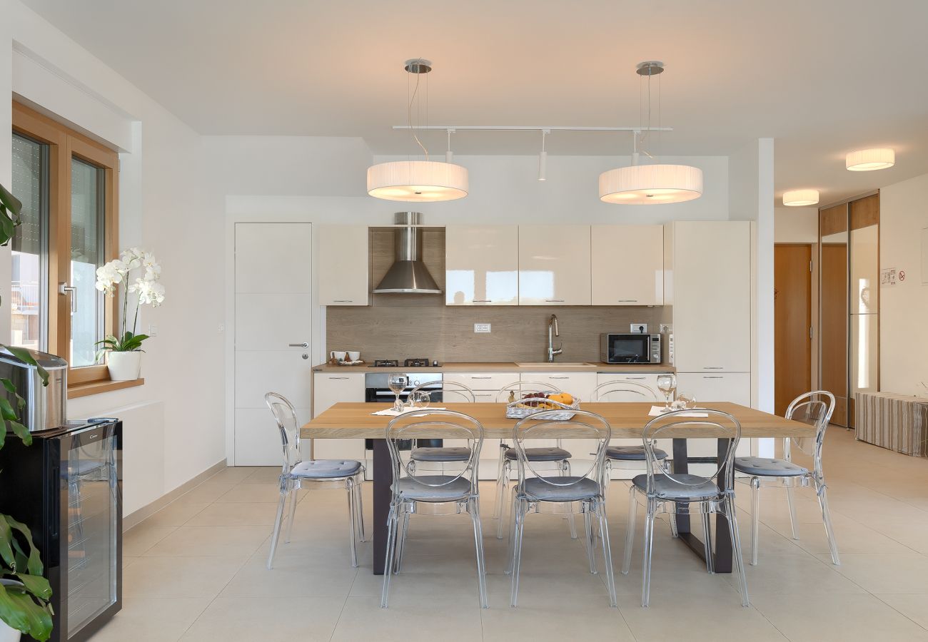 Вилла на Pješčana uvala - Villa Sail near Medulin for 10 persons with 50 m2 heated pool, sea view & beachfront