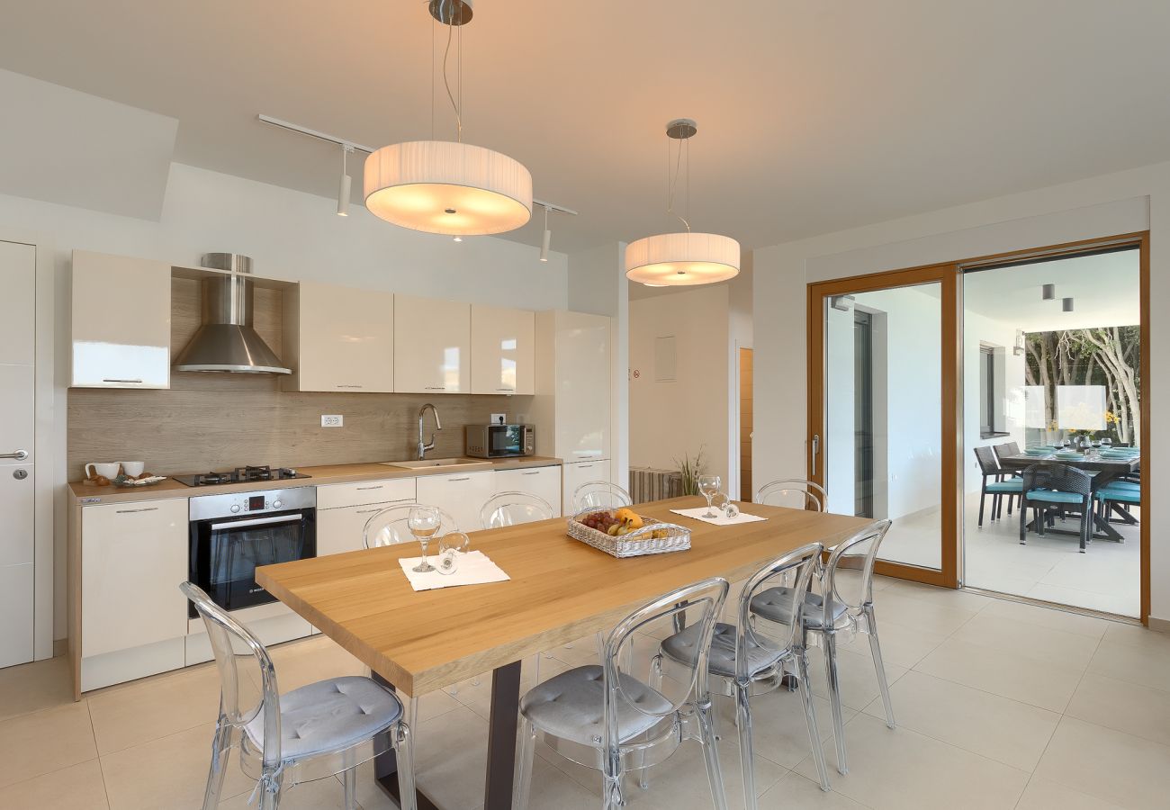 Вилла на Pješčana uvala - Villa Sail near Medulin for 10 persons with 50 m2 heated pool, sea view & beachfront