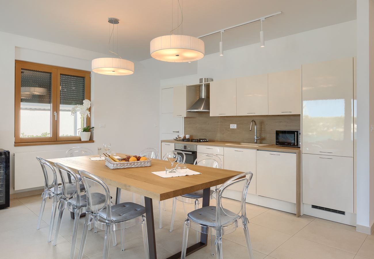 Вилла на Pješčana uvala - Villa Sail near Medulin for 10 persons with 50 m2 heated pool, sea view & beachfront