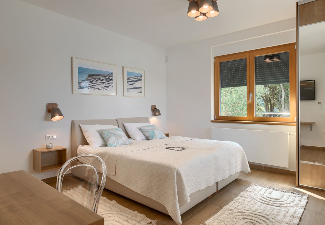 Вилла на Pješčana uvala - Villa Sail near Medulin for 10 persons with 50 m2 heated pool, sea view & beachfront