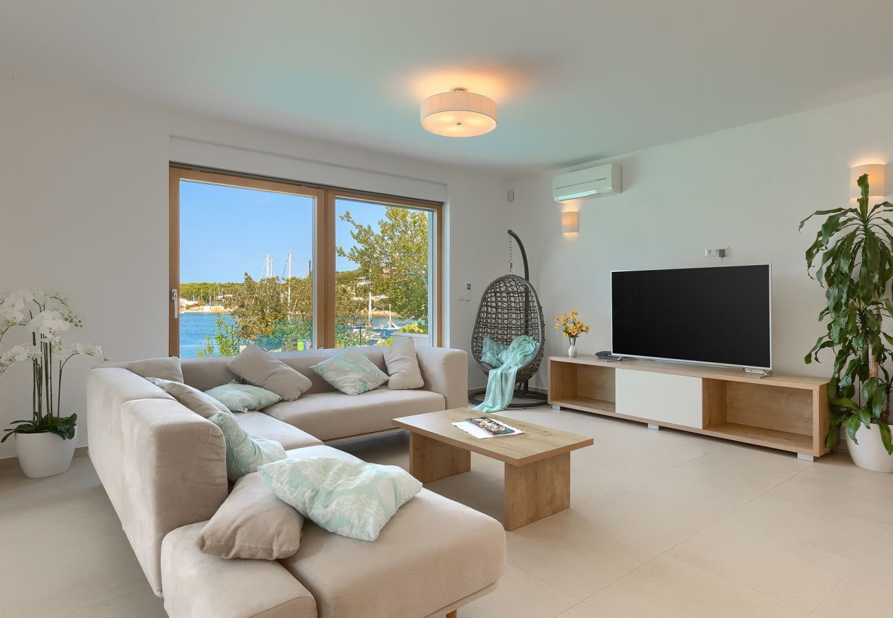 Вилла на Pješčana uvala - Villa Sail near Medulin for 10 persons with 50 m2 heated pool, sea view & beachfront