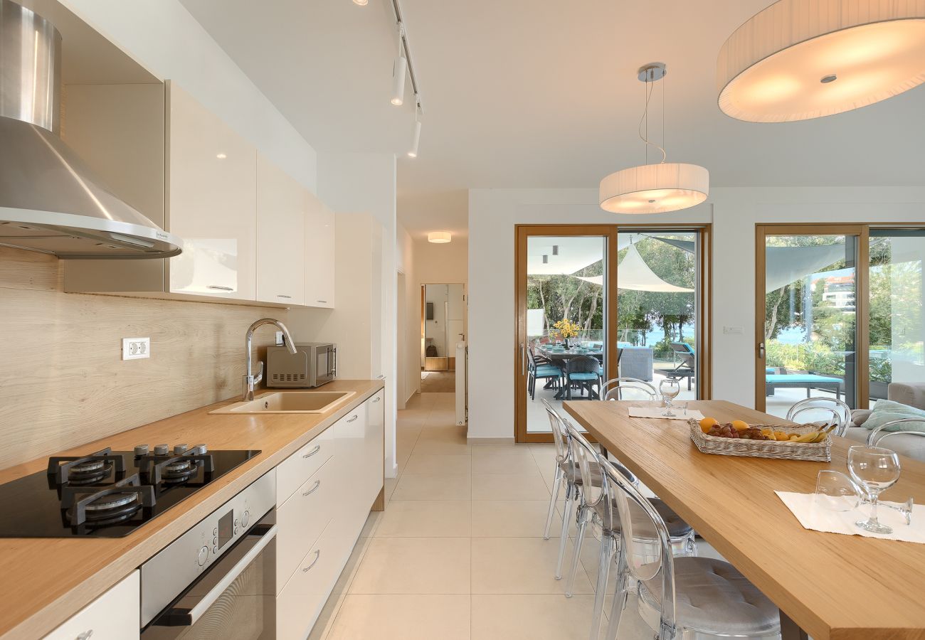 Вилла на Pješčana uvala - Villa Sail near Medulin for 10 persons with 50 m2 heated pool, sea view & beachfront