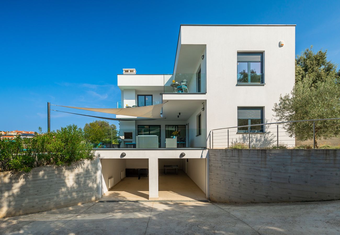 Вилла на Pješčana uvala - Villa Sail near Medulin for 10 persons with 50 m2 heated pool, sea view & beachfront