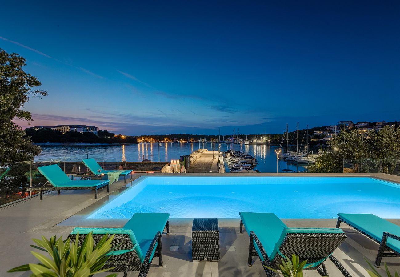 Вилла на Pješčana uvala - Villa Sail near Medulin for 10 persons with 50 m2 heated pool, sea view & beachfront