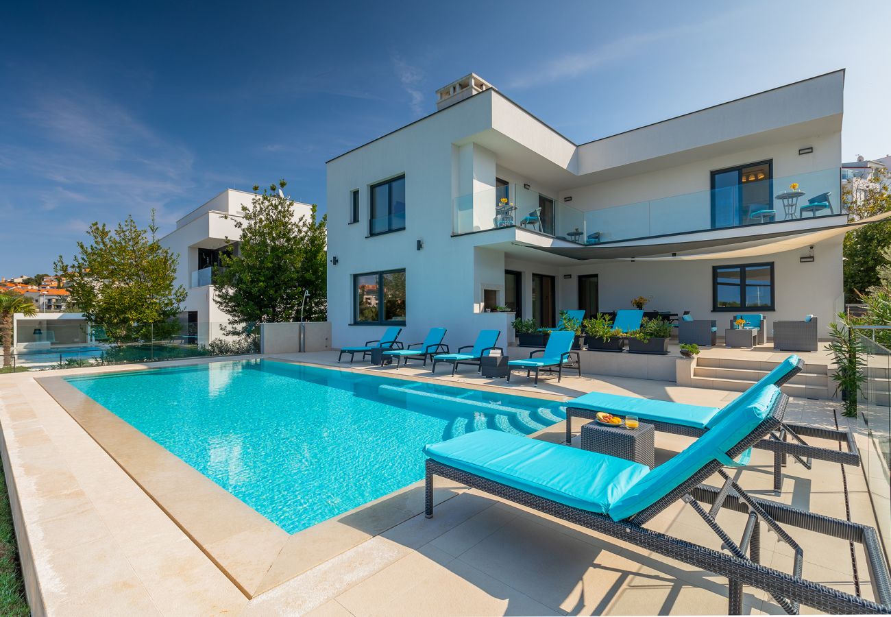 Вилла на Pješčana uvala - Villa Sail near Medulin for 10 persons with 50 m2 heated pool, sea view & beachfront