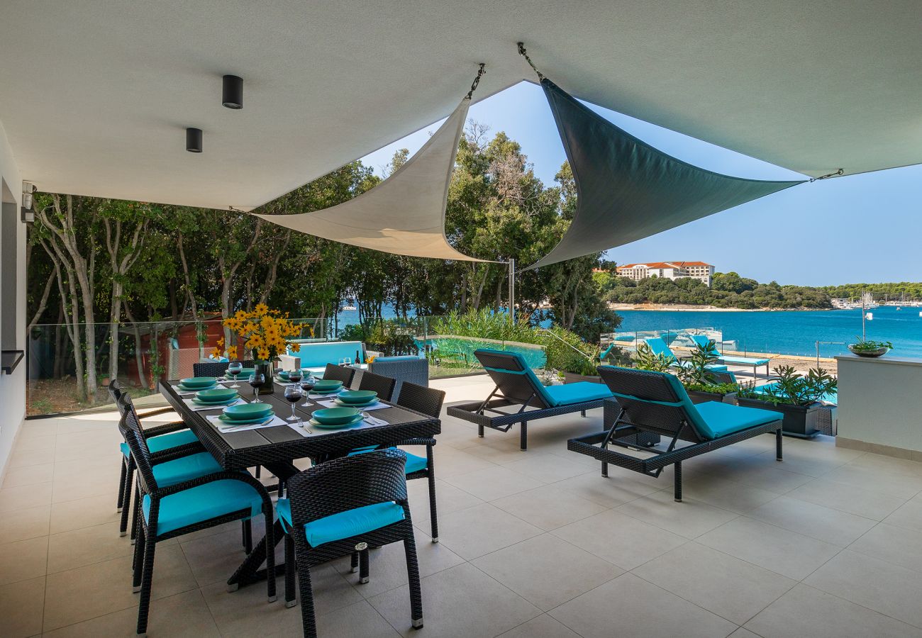 Вилла на Pješčana uvala - Villa Sail near Medulin for 10 persons with 50 m2 heated pool, sea view & beachfront