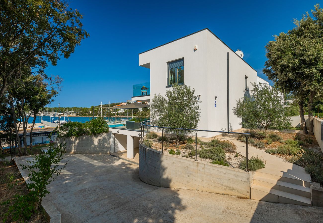 Вилла на Pješčana uvala - Villa Sail near Medulin for 10 persons with 50 m2 heated pool, sea view & beachfront