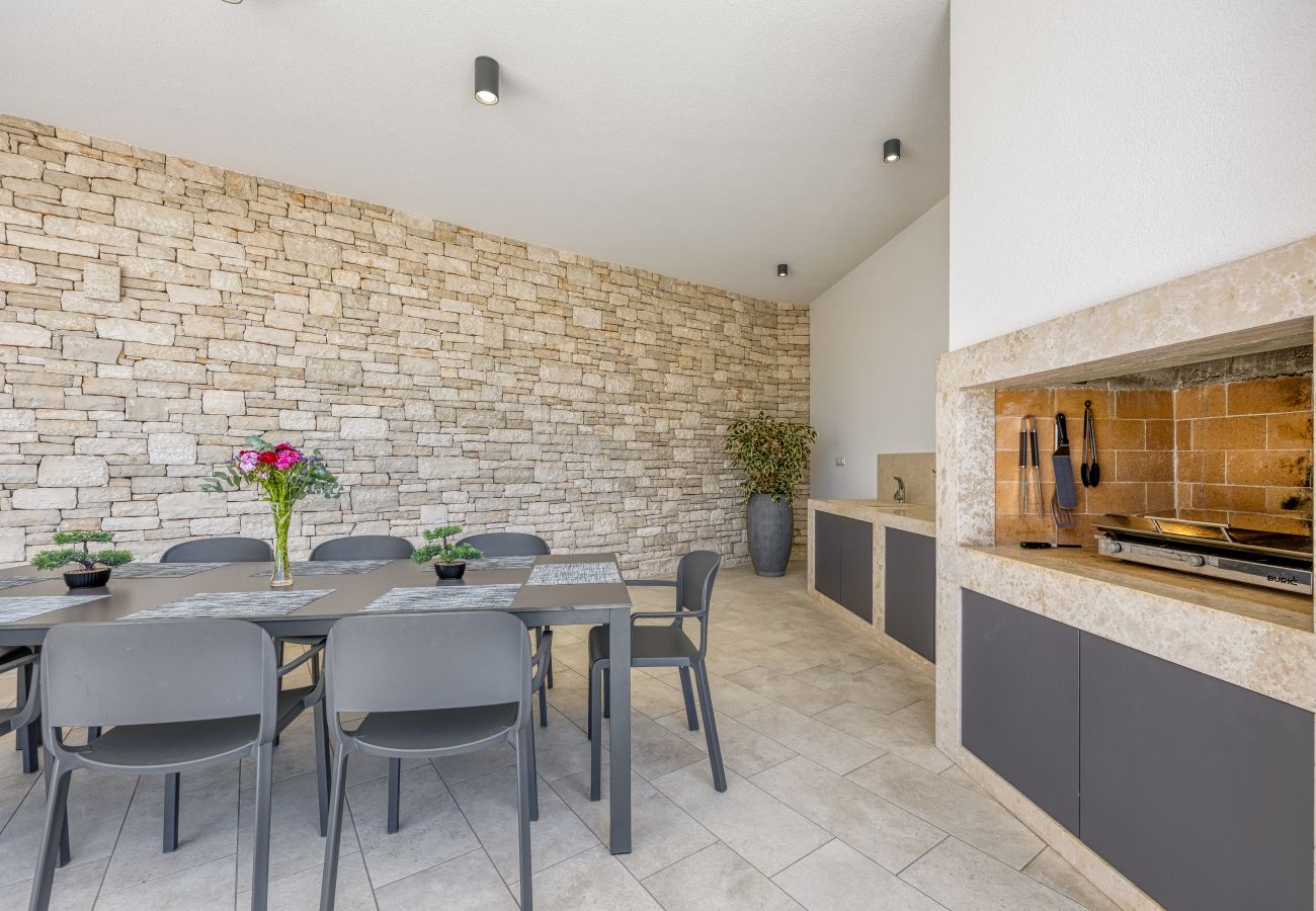 Вилла на Kringa - Villa Blanka in Central Istria for 8 persons with 50 m2 private pool, jacuzzi and free bikes