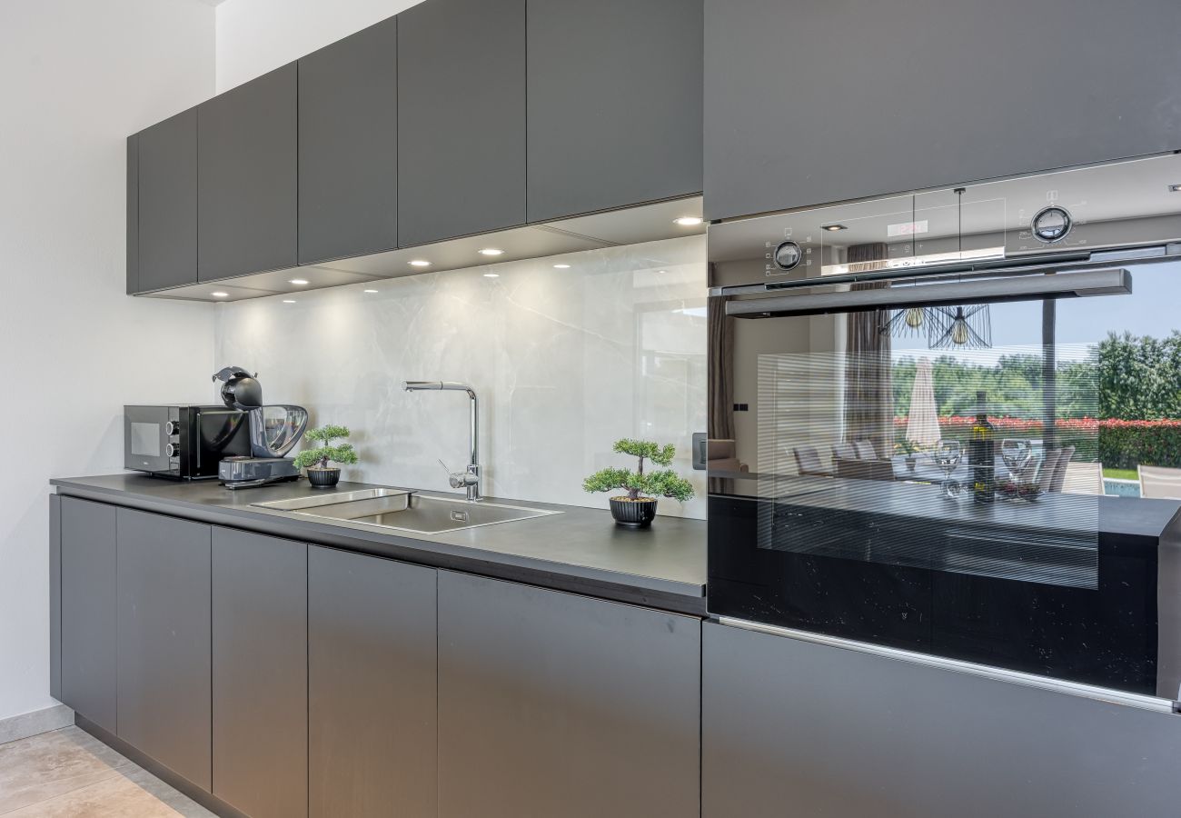 Вилла на Kringa - Villa Blanka in Central Istria for 8 persons with 50 m2 private pool, jacuzzi and free bikes