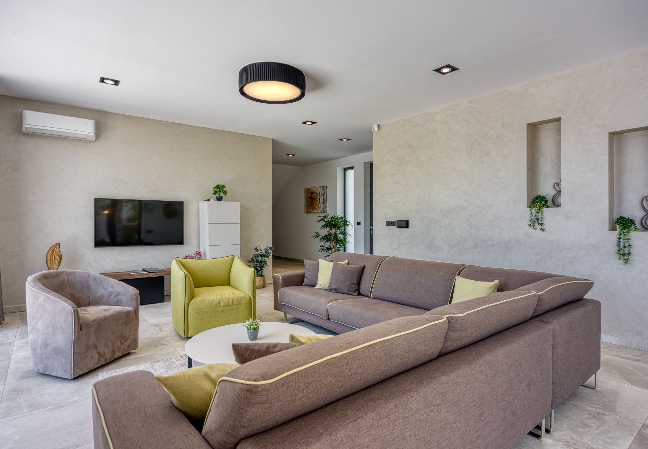 Вилла на Kringa - Villa Blanka in Central Istria for 8 persons with 50 m2 private pool, jacuzzi and free bikes