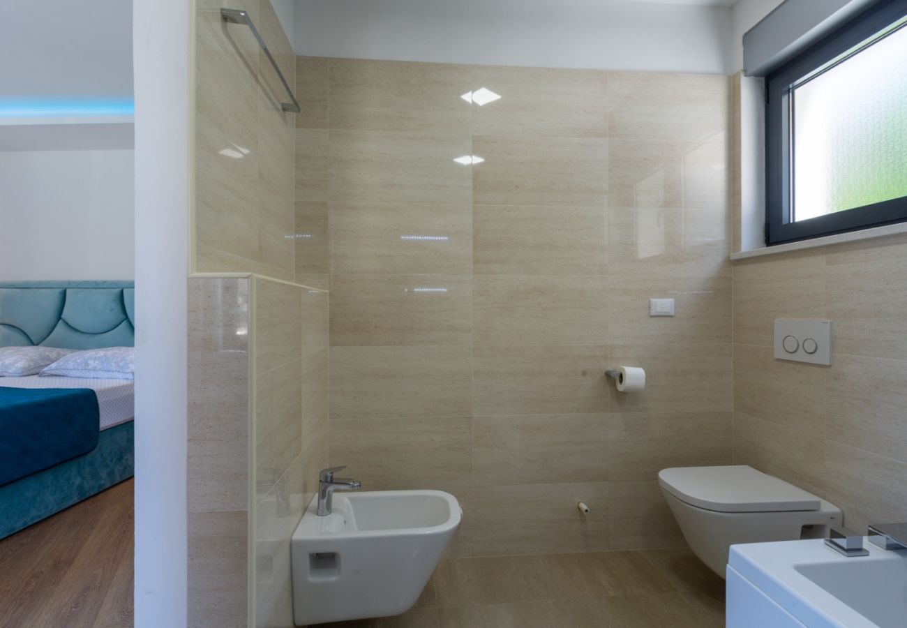 Вилла на Pješčana uvala - Villa Golfista in Pula for 10 persons with whirlpool, mini golf, sea view & only 200 m from beach